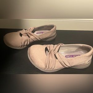 Skechers Microburst Knot-Concerned Sneaker, NEVER WORN
